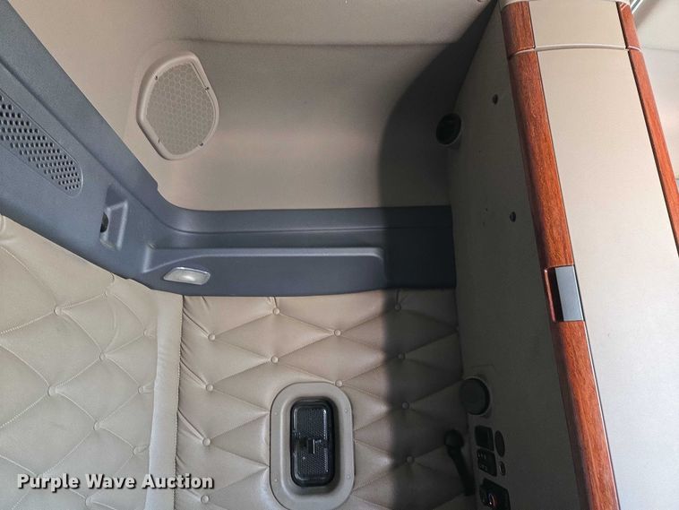 image for item ET5164 2019 Freightliner Cascadia semi truck with car carrier