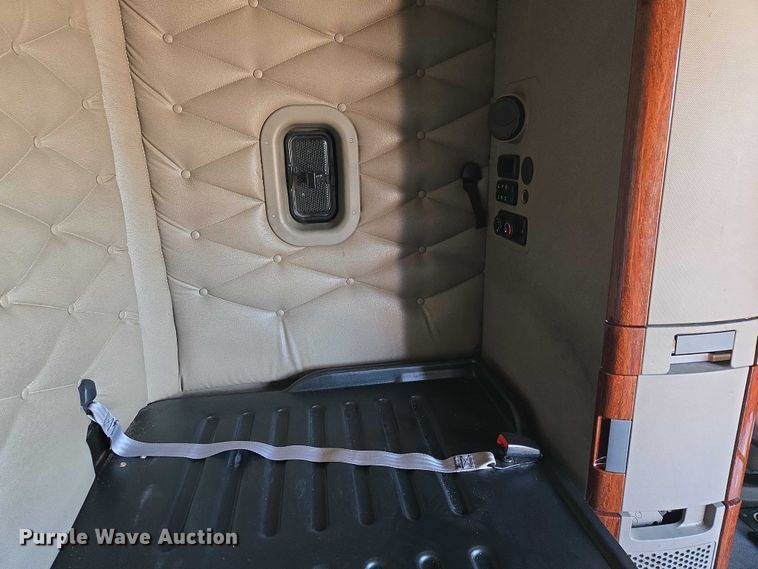 image for item ET5164 2019 Freightliner Cascadia semi truck with car carrier