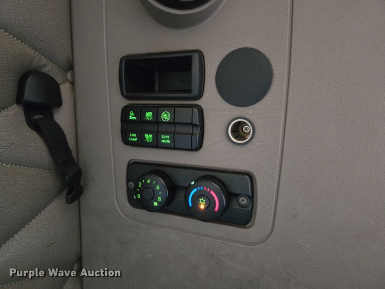 image for item ET5164 2019 Freightliner Cascadia semi truck with car carrier