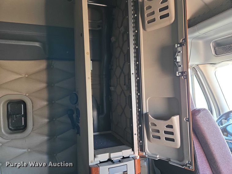 image for item ET5164 2019 Freightliner Cascadia semi truck with car carrier