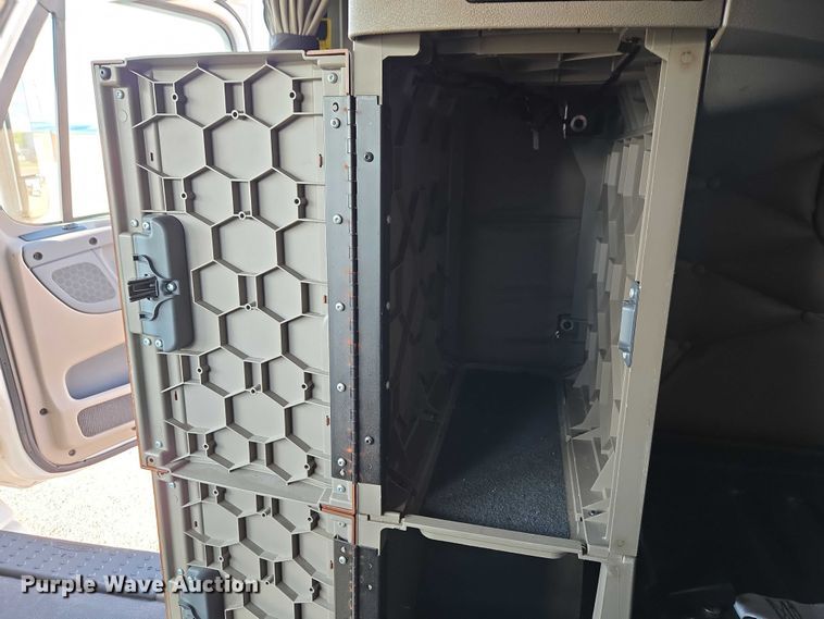 image for item ET5164 2019 Freightliner Cascadia semi truck with car carrier