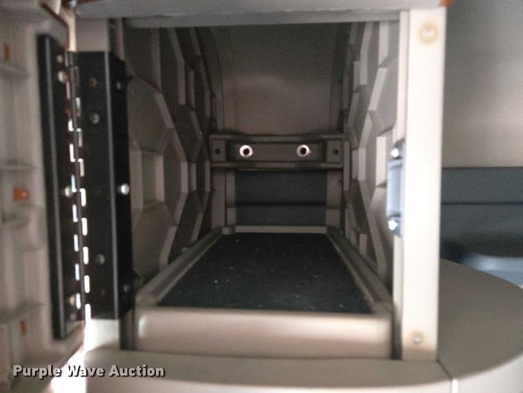 image for item ET5164 2019 Freightliner Cascadia semi truck with car carrier