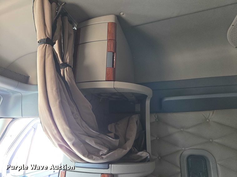 image for item ET5164 2019 Freightliner Cascadia semi truck with car carrier