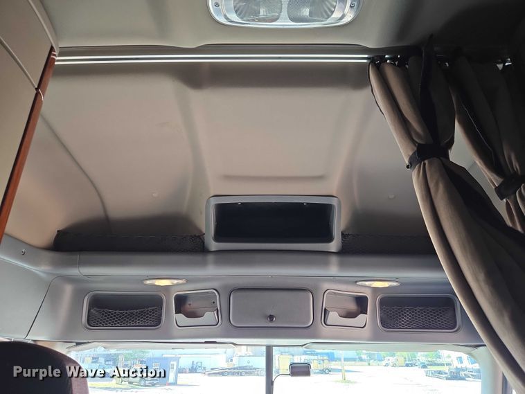 image for item ET5164 2019 Freightliner Cascadia semi truck with car carrier