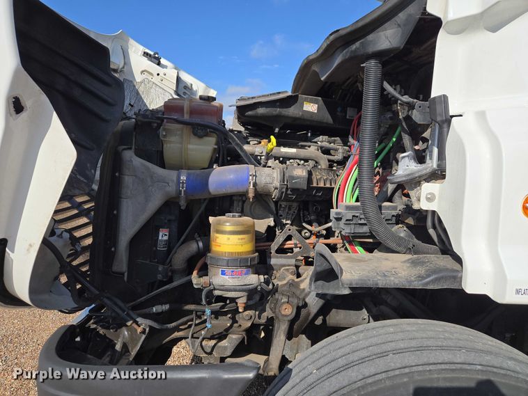 image for item ET5164 2019 Freightliner Cascadia semi truck with car carrier