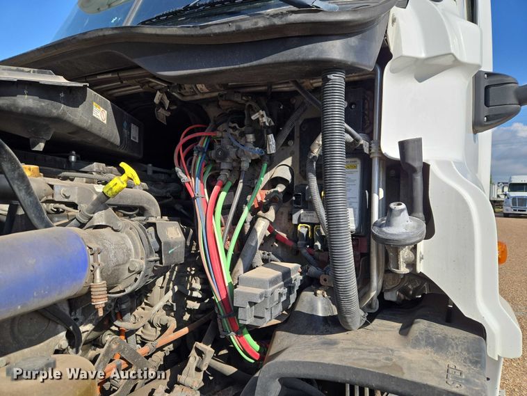 image for item ET5164 2019 Freightliner Cascadia semi truck with car carrier