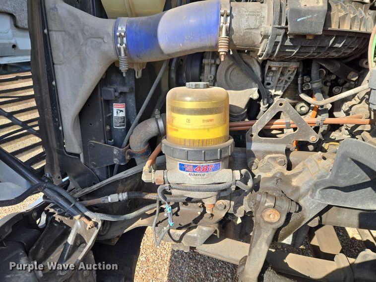 image for item ET5164 2019 Freightliner Cascadia semi truck with car carrier