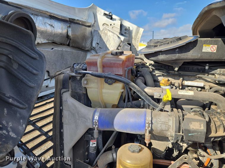 image for item ET5164 2019 Freightliner Cascadia semi truck with car carrier