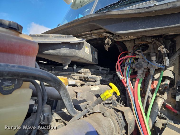 image for item ET5164 2019 Freightliner Cascadia semi truck with car carrier