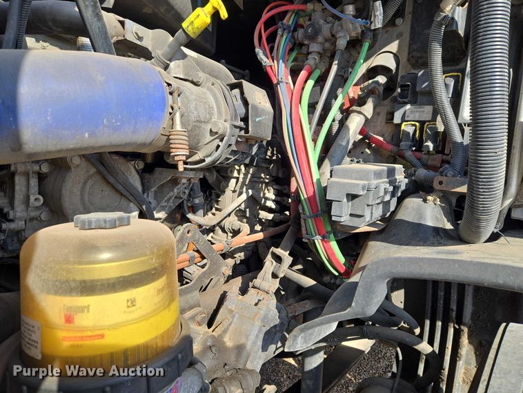 image for item ET5164 2019 Freightliner Cascadia semi truck with car carrier