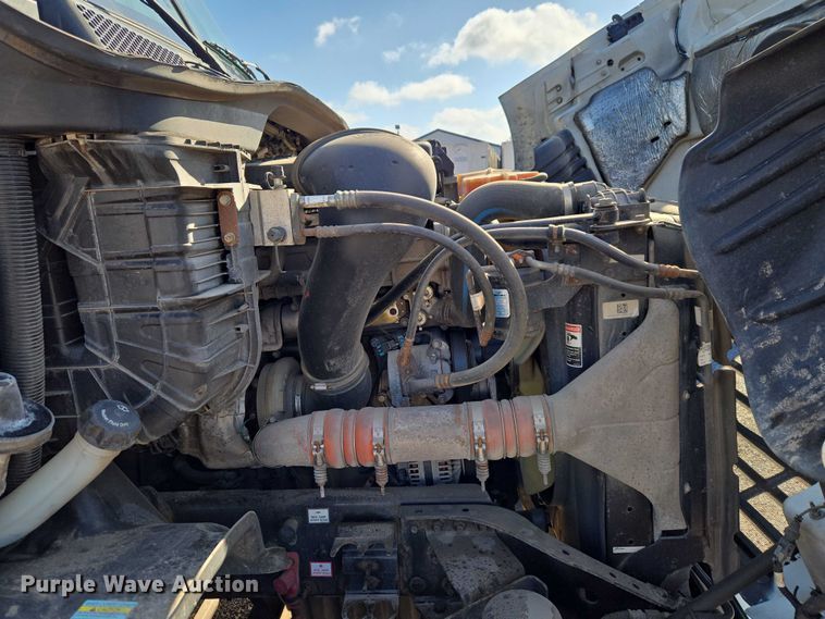 image for item ET5164 2019 Freightliner Cascadia semi truck with car carrier