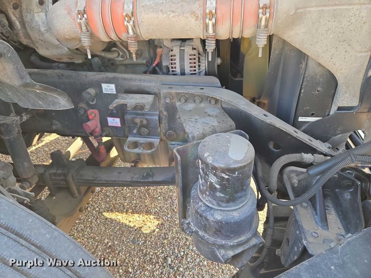 image for item ET5164 2019 Freightliner Cascadia semi truck with car carrier