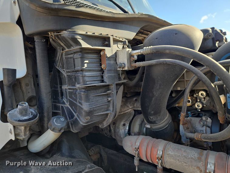 image for item ET5164 2019 Freightliner Cascadia semi truck with car carrier