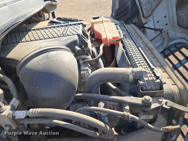 image for item ET5164 2019 Freightliner Cascadia semi truck with car carrier