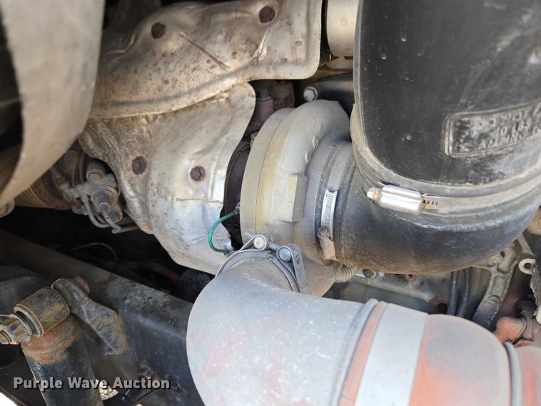 image for item ET5164 2019 Freightliner Cascadia semi truck with car carrier