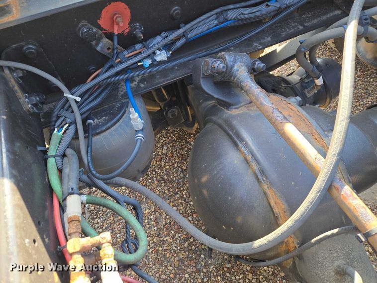 image for item ET5164 2019 Freightliner Cascadia semi truck with car carrier