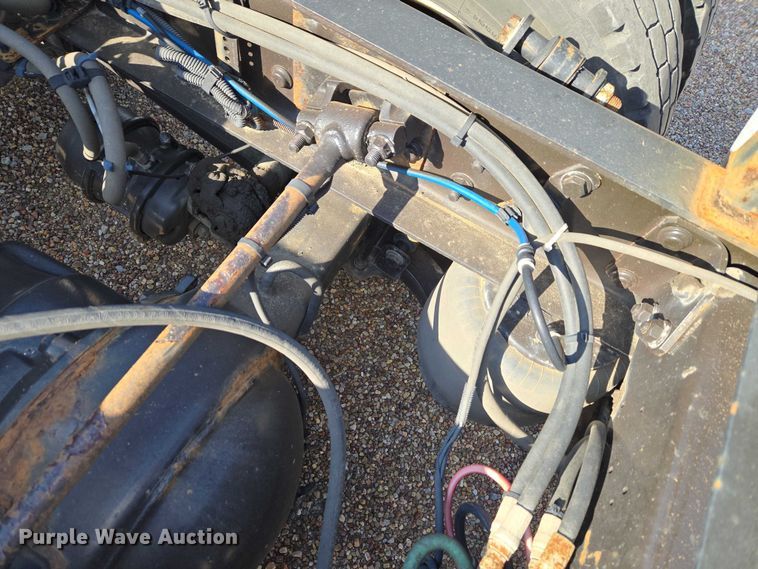 image for item ET5164 2019 Freightliner Cascadia semi truck with car carrier