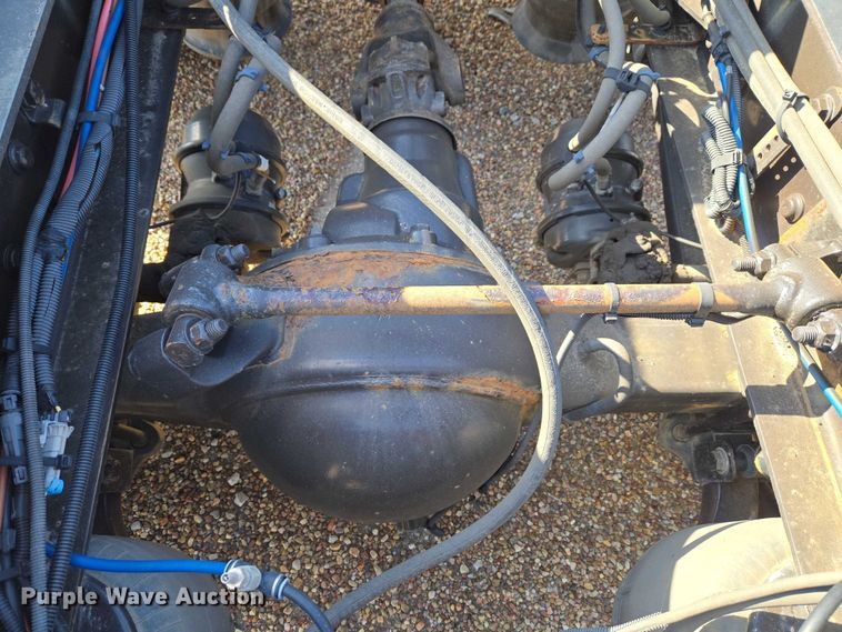 image for item ET5164 2019 Freightliner Cascadia semi truck with car carrier