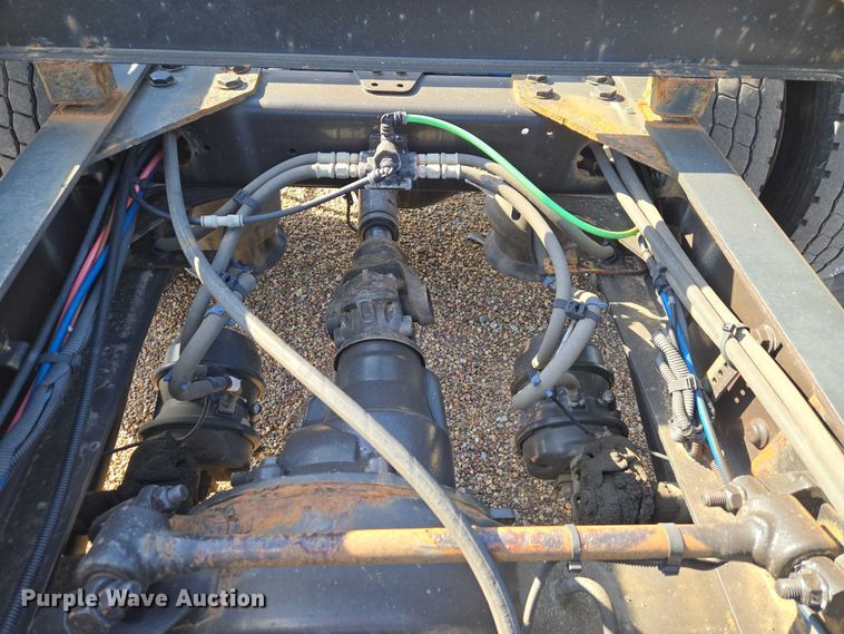 image for item ET5164 2019 Freightliner Cascadia semi truck with car carrier