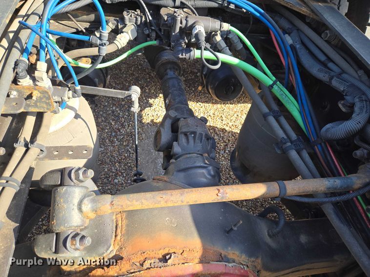 image for item ET5164 2019 Freightliner Cascadia semi truck with car carrier