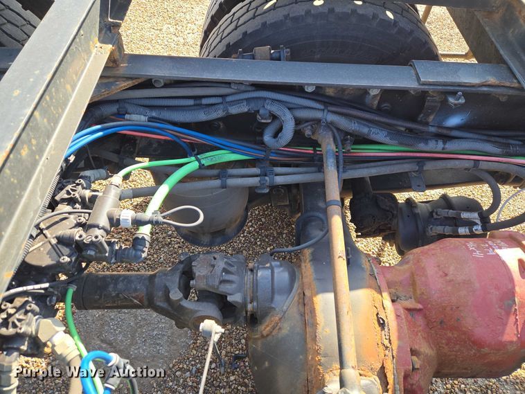 image for item ET5164 2019 Freightliner Cascadia semi truck with car carrier