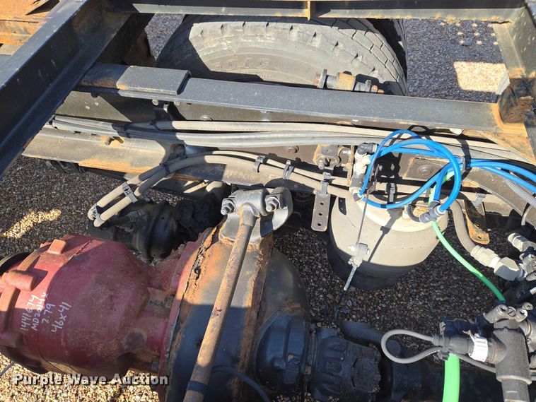 image for item ET5164 2019 Freightliner Cascadia semi truck with car carrier