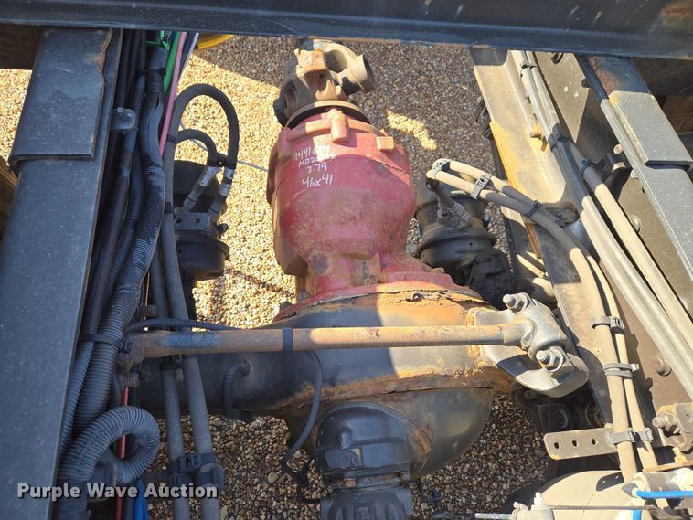 image for item ET5164 2019 Freightliner Cascadia semi truck with car carrier