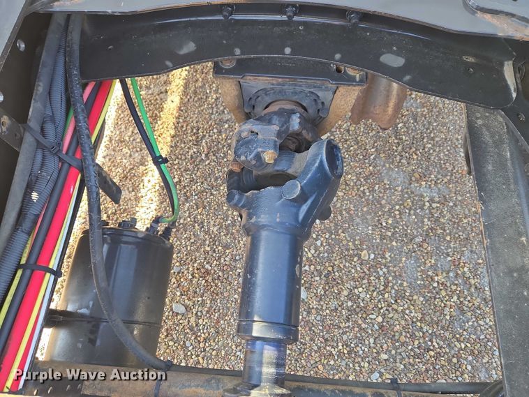 image for item ET5164 2019 Freightliner Cascadia semi truck with car carrier