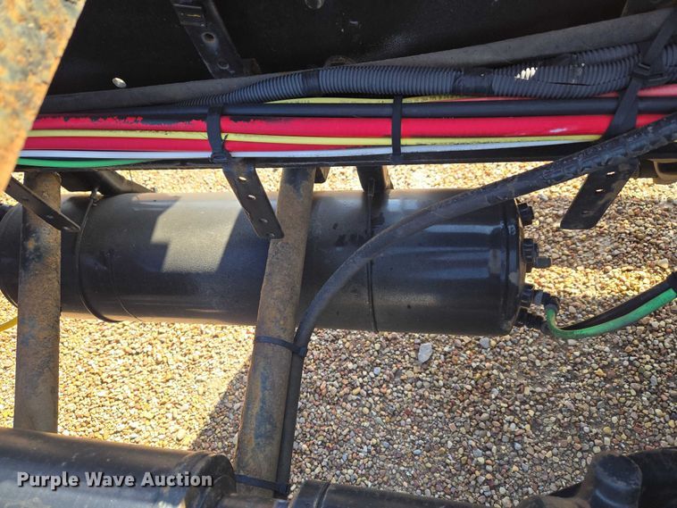 image for item ET5164 2019 Freightliner Cascadia semi truck with car carrier