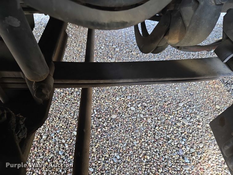 image for item ET5164 2019 Freightliner Cascadia semi truck with car carrier