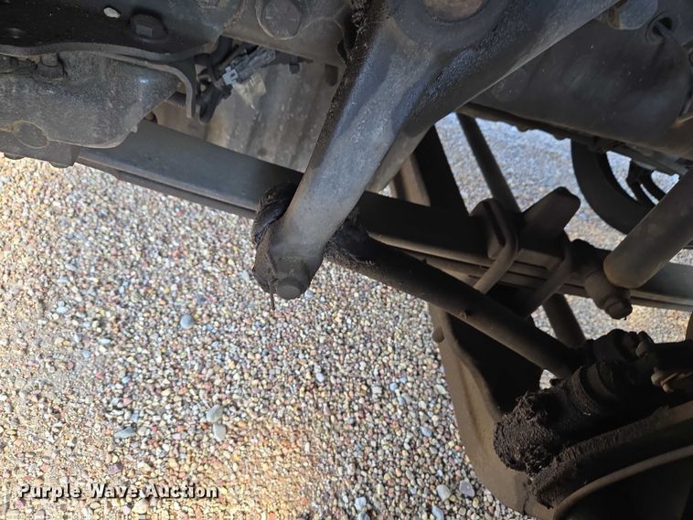 image for item ET5164 2019 Freightliner Cascadia semi truck with car carrier