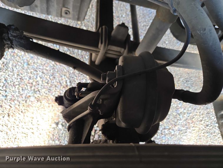 image for item ET5164 2019 Freightliner Cascadia semi truck with car carrier