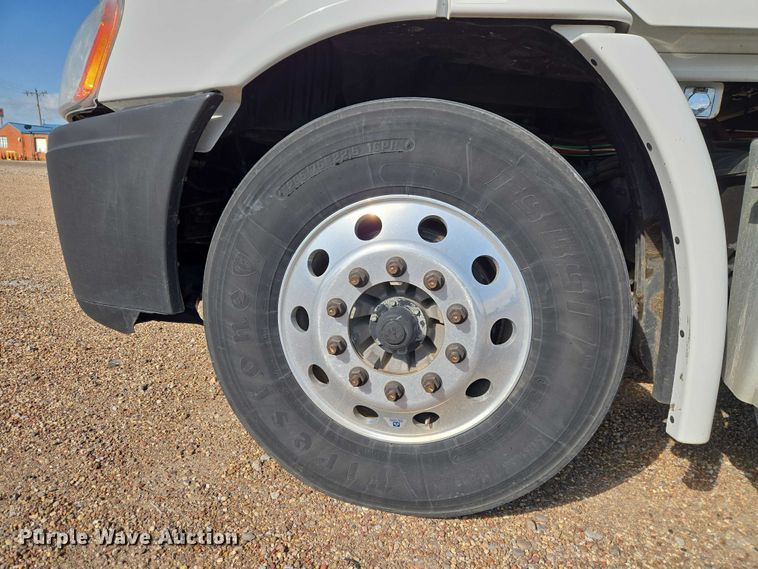 image for item ET5164 2019 Freightliner Cascadia semi truck with car carrier