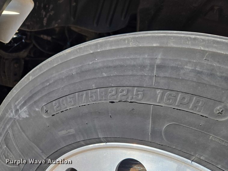 image for item ET5164 2019 Freightliner Cascadia semi truck with car carrier