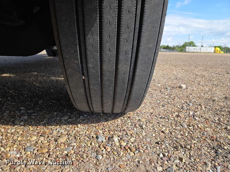 image for item ET5164 2019 Freightliner Cascadia semi truck with car carrier