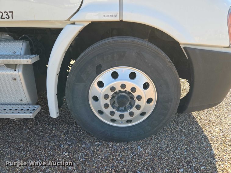 image for item ET5164 2019 Freightliner Cascadia semi truck with car carrier