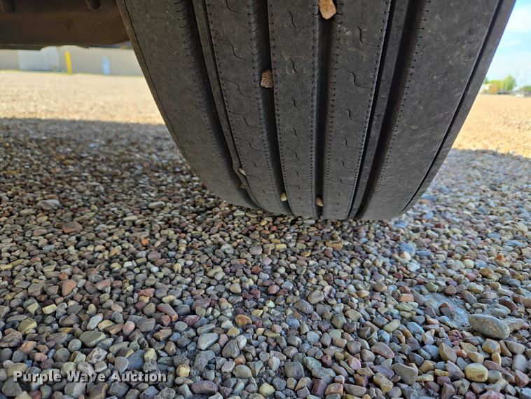 image for item ET5164 2019 Freightliner Cascadia semi truck with car carrier