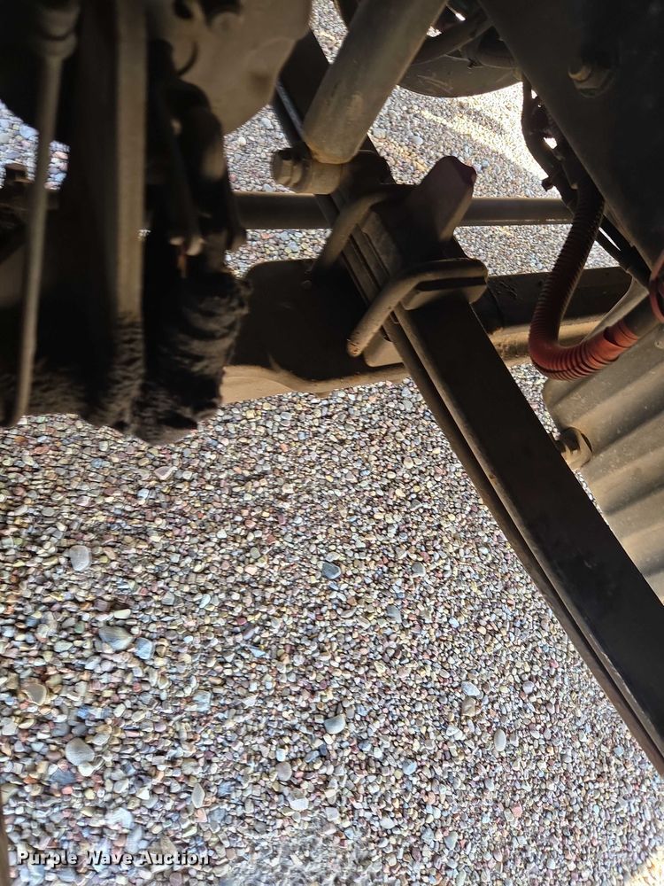 image for item ET5164 2019 Freightliner Cascadia semi truck with car carrier