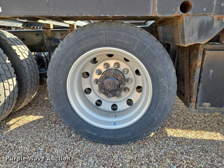 image for item ET5164 2019 Freightliner Cascadia semi truck with car carrier