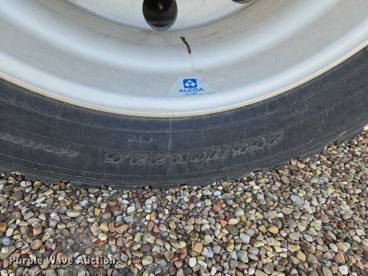 image for item ET5164 2019 Freightliner Cascadia semi truck with car carrier