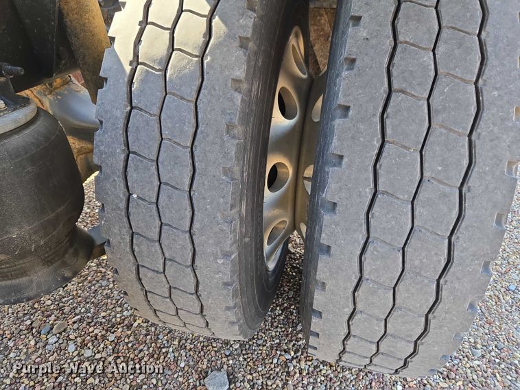 image for item ET5164 2019 Freightliner Cascadia semi truck with car carrier