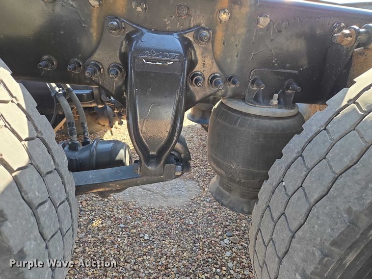 image for item ET5164 2019 Freightliner Cascadia semi truck with car carrier