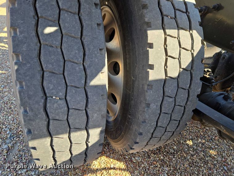 image for item ET5164 2019 Freightliner Cascadia semi truck with car carrier