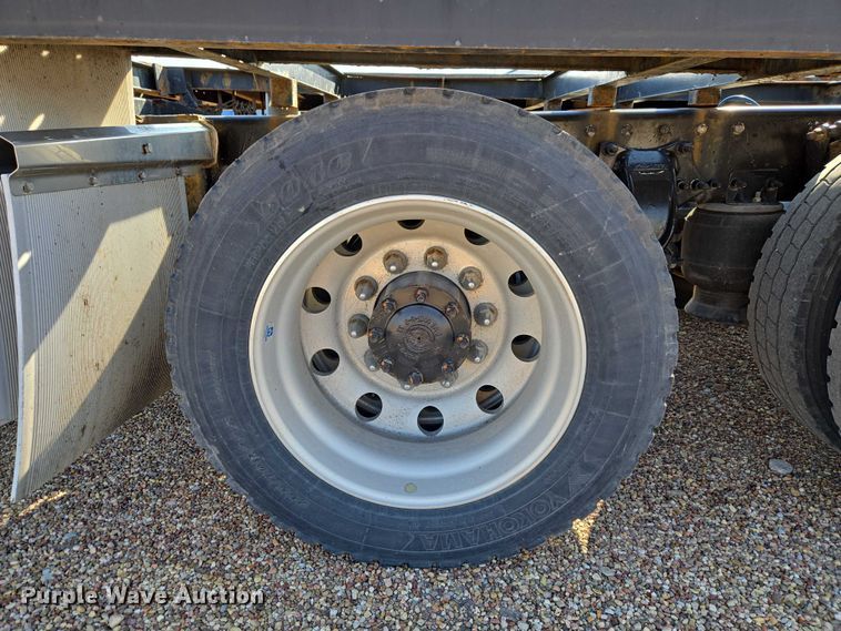 image for item ET5164 2019 Freightliner Cascadia semi truck with car carrier