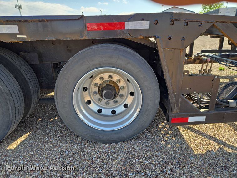 image for item ET5164 2019 Freightliner Cascadia semi truck with car carrier