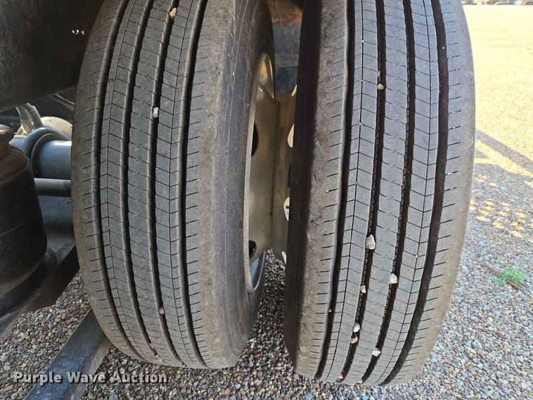 image for item ET5164 2019 Freightliner Cascadia semi truck with car carrier