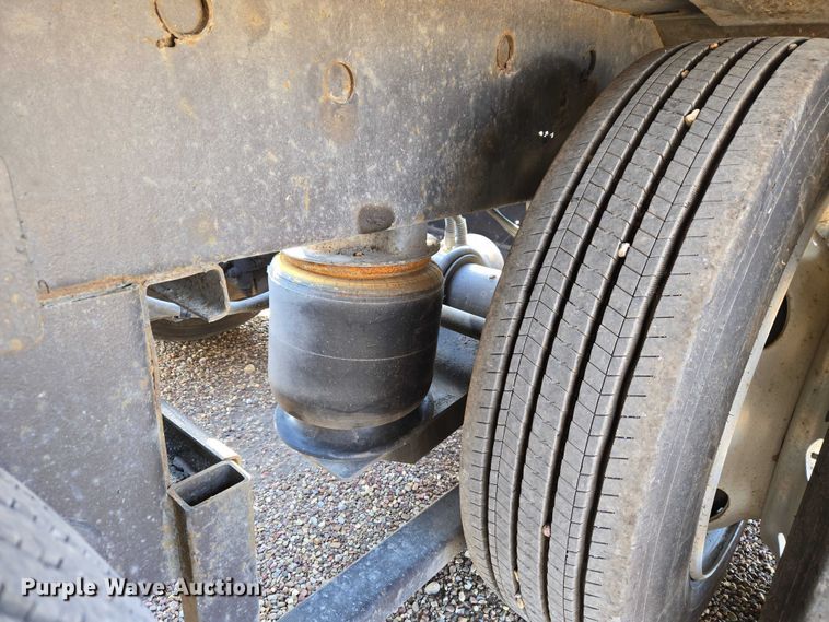 image for item ET5164 2019 Freightliner Cascadia semi truck with car carrier