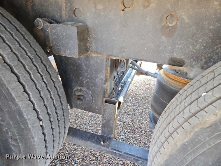 image for item ET5164 2019 Freightliner Cascadia semi truck with car carrier