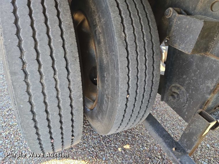 image for item ET5164 2019 Freightliner Cascadia semi truck with car carrier