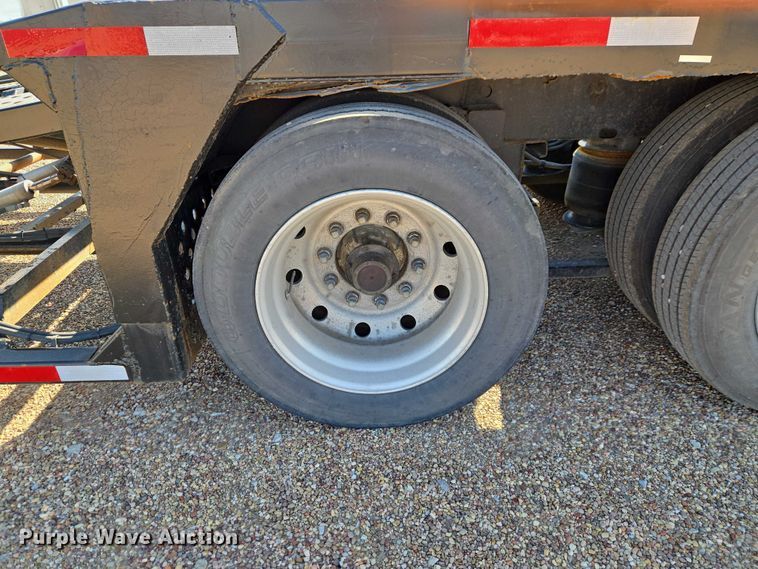 image for item ET5164 2019 Freightliner Cascadia semi truck with car carrier